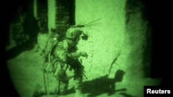 Một binh sĩ NATO với thiết bị nhìn trong bóng tổi ở Afghanistan (ảnh tư liệu).