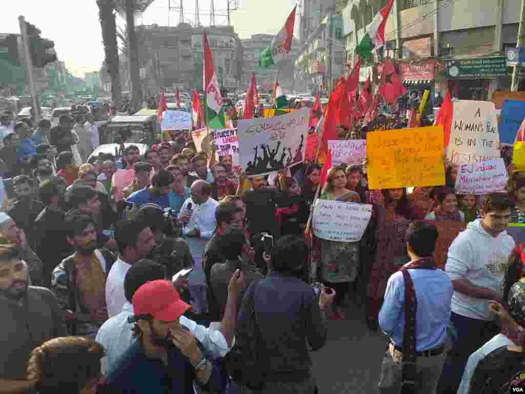 طلبہ نے مطالبہ کیا کہ ملک بھر کے تعلیمی اداروں میں نسلی تعصب کا رویہ ختم کرتے ہوئے طلبہ کو ڈرانا دھمکانا بند کیا جائے۔