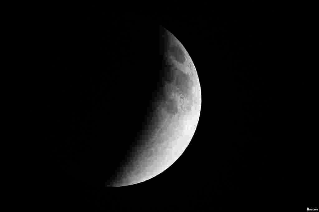 زمیں کا سایہ چاند پر بڑھنے کا ایک منظر