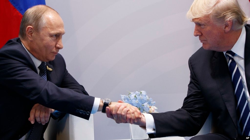 Tư liệu: TT Mỹ Donald Trump bắt tay TT Nga Vladmir Putin tại hội nghị thượng đỉnh G20 ở Hamburg. (AP Photo/Evan Vucci, File)