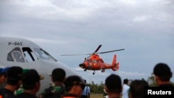 Rescatistas continúan trabajando para recuperar víctimas del vuelo de AirAsia que se estrelló en Indonesia.