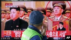 Un hombre mira un noticiero de TV, en la estación de trenes de Seúl, donde se informa sobre la ejecución del ministro de Defensa norcoreano, Hyon Yong Chol. 
