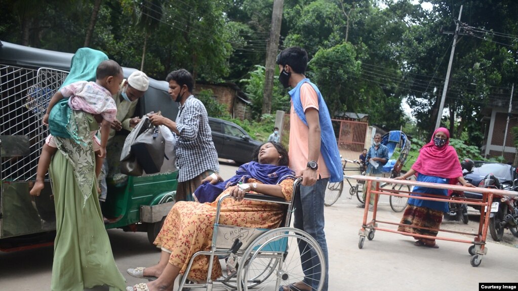 করোনা রুগীকে হাসপাতালে নেয়া হচ্ছে