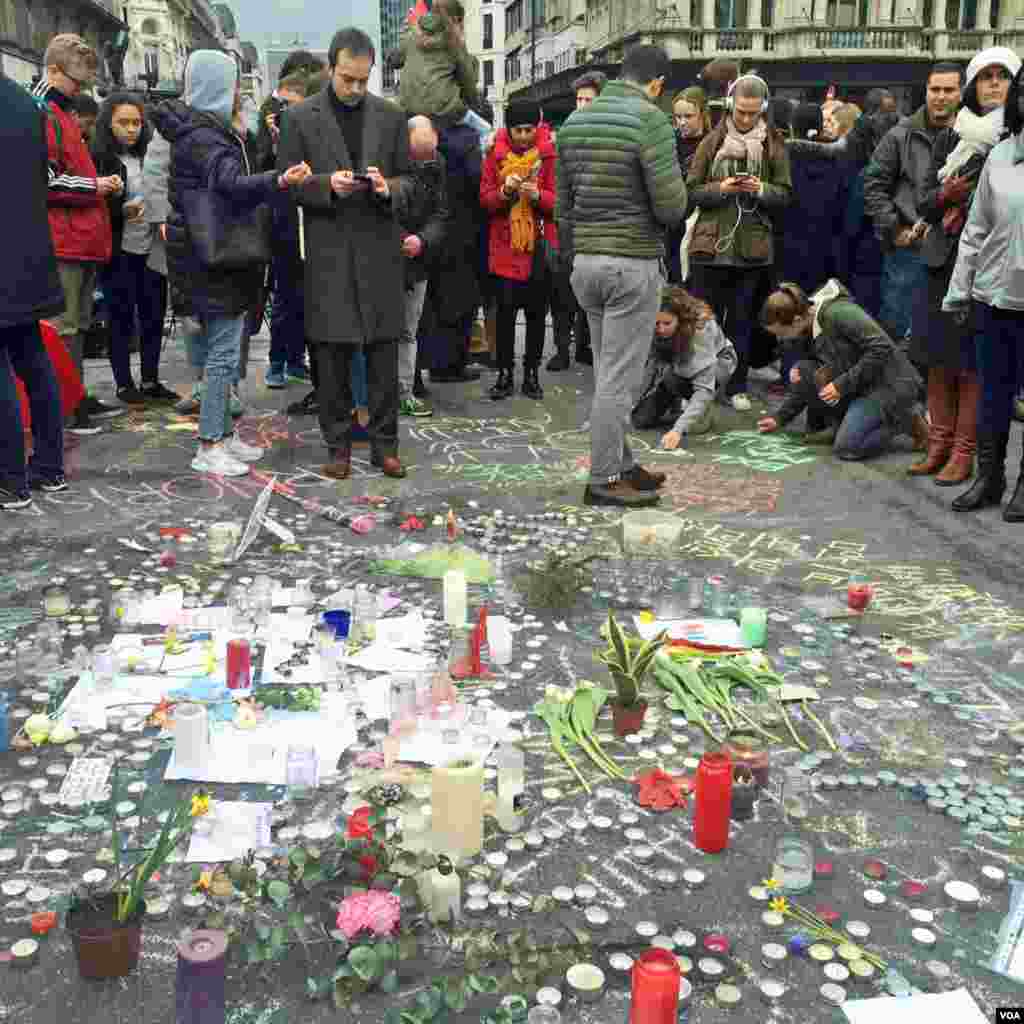 Hundreds of words, drawings, plants and candles now cover the the plaza outside the Bourse – the Belgian stock exchange - following Tuesday ’s attacks at Brussels airport and Metro station. (Heather Murdock/VOA)