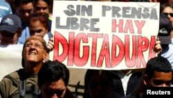 Manifestantes condenan en Venezuela la guerra declarada por el gobierno a los medios de prensa independientes.
