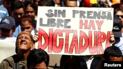 Manifestantes condenan en Venezuela la guerra declarada por el gobierno a los medios de prensa independientes.