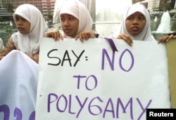 Para aktivis perempuan menggelar protes menentang praktik poligami di Jakarta, 24 November 2000. (Foto: Reuters/dok)