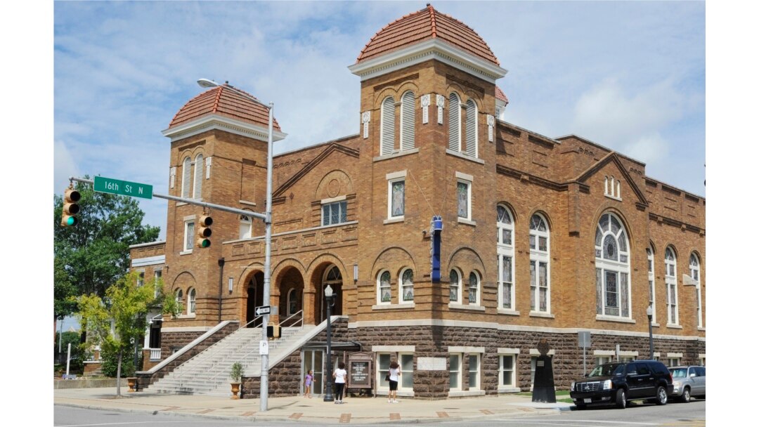 Pengunjung melihat Gereja Baptis di Birmingham, Ala, 29 Juli 2016. Gereja tersebut adalah tempat pemboman Ku Klux Klan yang menewaskan empat gadis kulit hitam pada tahun 1963. (Foto: AP)