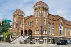 Pengunjung melihat Gereja Baptis di Birmingham, Ala, 29 Juli 2016. Gereja tersebut adalah tempat pemboman Ku Klux Klan yang menewaskan empat gadis kulit hitam pada tahun 1963. (Foto: AP)