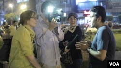 Šef dopisništva Glasa Amerike u Kairu, Elizabet Erot sa novinarima Petrikom Vilsom i Heder Merdok intervjuiše jednog od lidera pokreta Treći trg. 