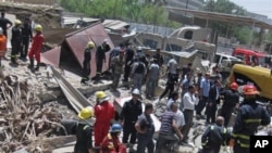 Des secouristes recherchent des victimes sur le site d'un attentat à la bombe dans le quartier central de Bab al-Muadham à Bagdad, en Irak, le lundi 4 Juin 2012. (AP Photo / Hadi Mizban)