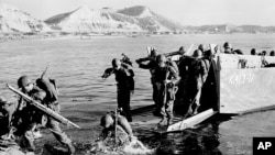 19 جولائی 1950 کی اس تصویر میں پہلا امریکی فوجی دستہ جنگ میں حصہ لینے کے لیے کوریا کے ساحل پر اتر رہا ہے۔ 