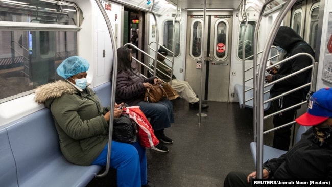 Người dân Mỹ trên chuyến tàu điện ngầm qua ga Times Square ở New York. Nhiều nghiên cứu mới cho thấy những người dương tính với virus corona không hề có triệu chứng nào của căn bệnh này.