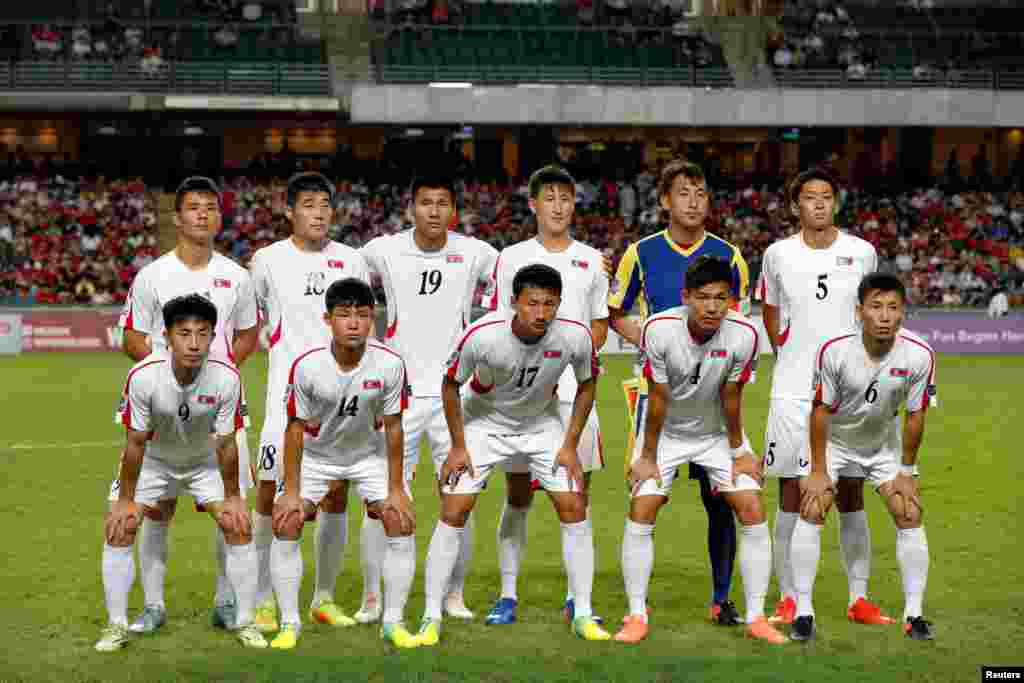 북한 남자 축구대표팀이 13일 홍콩에서 열린 아시아축구연맹 주최 아시안컵 예선 경기장에서 단체사진을 찍고 있다.