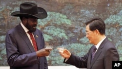 South Sudan's President Salva Kiir Mayardit (L) and his Chinese counterpart Hu Jintao toast during a signing ceremony at the Great Hall of the People in Beijing, April 24, 2012. 