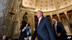 Spika wa baraza la wawakilishi John Boehner, R-Ohio, akielekea kwenye Baraza la wawakilishi kupiga kura yake kwenye bunge la Marekani Washington, Sept. 30, 2013.