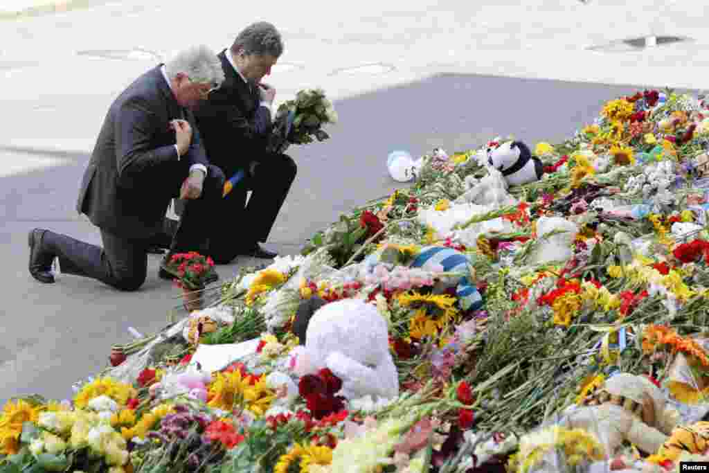 Президент Украины Петр Порошенко и посол Нидерландов в Украине Кейс Коппенхавер почтили память погибших 