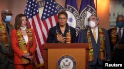 La présidente du Congressional Black Caucus, la représentante Karen Bass, avec la présidente de la Chambre des représentants des États-Unis, Nancy Pelosi, lors d'une conférence de presse au Capitole à Washington, le 8 juin 2020. 