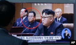 북한 당국이 김용진 내각 부총리(붉은 동그라미 속 인물)를 처형했다는 한국 언론 보도가, 31일 서울역에 설치된 TV에 나오고 있다.