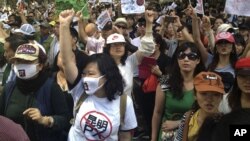 Chinese demonstrators shout slogans during a protest against a planned refinery project in downtown Kunming in southwest China's Yunnan province, May 16, 2013. 