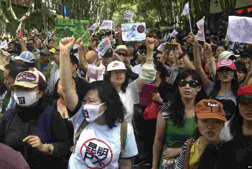 중국 남서부 윈난성 쿤밍에서 16일 정유공장 건설에 반대하는 대규모 시위가 열렸다.