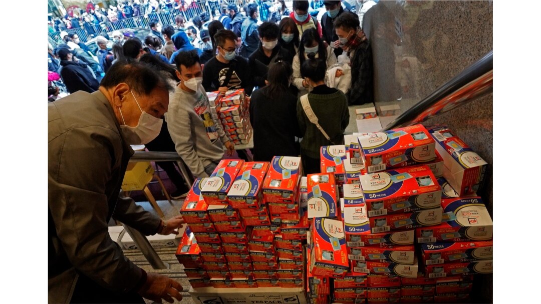 Warga antre membeli masker penutup wajah di Hong Kong, 5 Februari 2020.