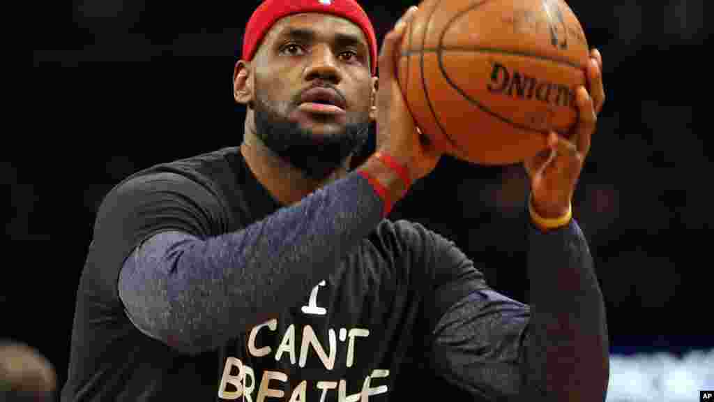 LeBron James dos Cleveland Cavaliers também se juntou ao protesto, vestindo uma t-shirt durante o aquecimento com as palavras de ordem: &quot;Não consigo respirar&quot;. Os Cleveland Cavaliers defrontaram os Brooklyn Nets no Barclays Center em Nova Iorque, Dez. 8, 2014.