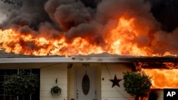 Будинок у вогні під час пожежі "Табірне вогнище" в Каліфорнії, 8 листопада, 2018