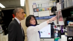 Le président Barack Obama, visitant les Instituts nationaux de la santé (AP)
