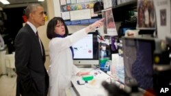 Tổng thống Obama đến thăm Trung tâm Nghiên cứu Vắc xin tại Viện Y tế Quốc gia ở Bethesda, tiểu bang Maryland, 2/12/14