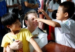 Sĩ quan hải quân Mỹ chơi với trẻ nhiễm Chất Da cam ở Đà Nẵng, tháng 3/2018