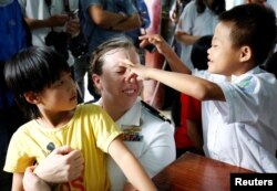 Nữ sỹ quan tàu USS Carl Vinson chơi với trẻ em bị ảnh hưởng của Chất Da Cam ở Đà Nẵng, tháng 3/2018