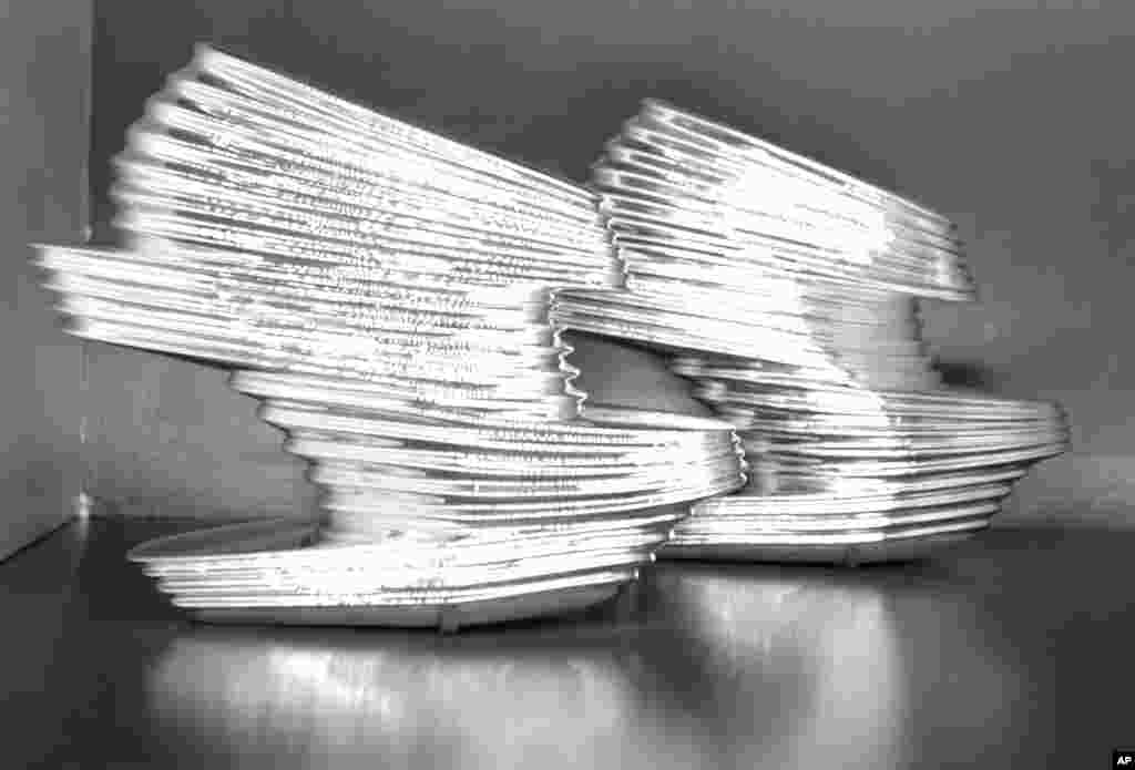 Sepatu vinil rancangan Zaha Hadid dipamerkan di Brooklyn Museum di New York, 2014. (AP/Rachelle Blidner)