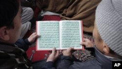 Waislam wa Afghanistan wakisoma kitabu kitakatifu cha Quran wakati wa maadhimisho ya siku ya kuzaliwa mtume Mohammad huko Kabul, Afghanistan