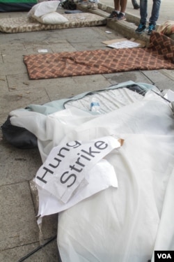 The collapsed tent of a hunger striker can be seen. Organizers of the demonstrations subsequently erected more tents in solidarity with the hunger strikers, Sept. 16, 2015. (J. Owens/VOA)