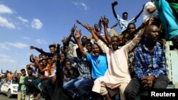 FILE - Waandamanaji wakiimba na kupinga hatua ya hivi karibuni ya jeshi kurejesha utawala wa kijeshi na kuondoa utawala wa kiraia mjini Khartoum, Sudan, Oct. 30, 2021. REUTERS/Mohamed Nureldin
