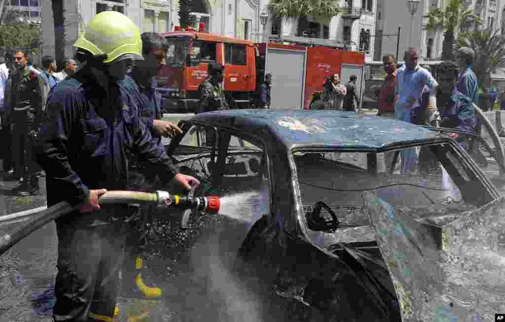 2013年4月30日，叙利亚消防队员在大马士革马尔贾区爆炸现场灭火。