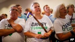 Partidarios de Danny O'Connor, observan ansiosos los resultados durante la noche de las elecciones en Ohio el martes, 7 de agosto de 2018, en Westerville, Ohio. 