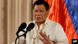 ປະທານາທິບໍດີ ຟິລິບ​ປີນ ທ່ານ Rodrigo Duterte ທີ່ທຳນຽບ
ປະທານາທິບໍດີ Malacanang ໃນ Manila, ຟິລິບ​ປີນ, 16 ສິງຫາ, 2017.