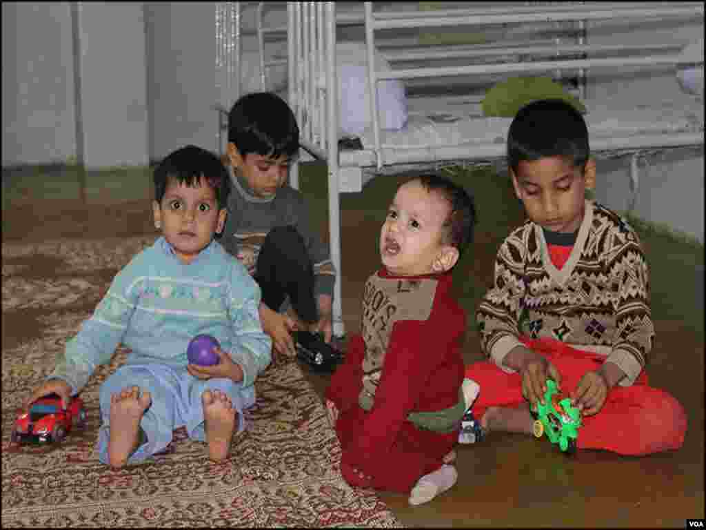 کراچی ایدھی ہوم میں لائے گئے بچوں کا کہنا ہے کہ ان کے والدچھوڑگئے ہیں جبکہ واپس لےجانے کا کچھ نہیں کہا