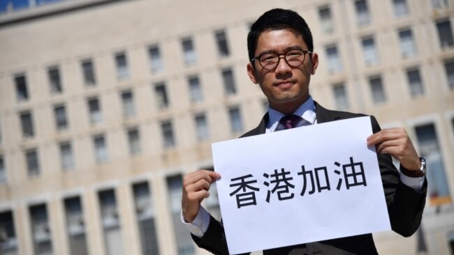 在中意两国外长会晤期间,香港民主活动人士罗冠聪在意大利外交部外对媒体讲话向罗马施压。 (2020年8月25日)