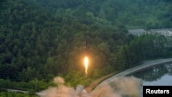 북한이 정밀 조종유도체계를 도입한 신형 탄도미사일 시험발사에 성공했다고, 관영 조선중앙통신이 지난달 30일 보도했다. 미사일 발사 장면을 상공에서 상공에서 촬영한 모습 (자료사진)