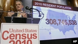 지난 2010년 로버트 그로브스 당시 미 인구조사국장이 10년마다 진행되는 센서스 결과를 공개하고있는 모습. (자료사진) 