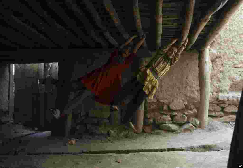 تاب بازی دو دختربچه از سقف چوبی خانه ای در کابل