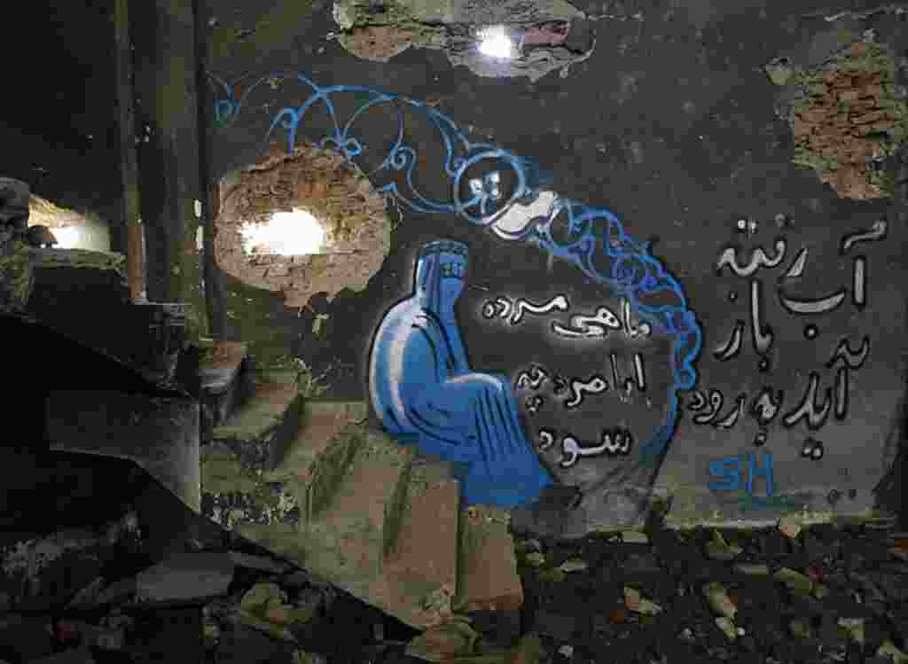 Un grafiti en Kabul relata la crónica violencia y opresión que experimentan las mujeres en Afganistán.