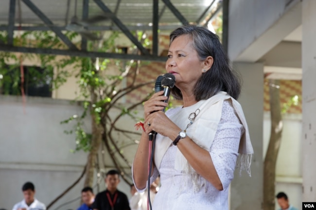 អ្នកស្រី​ មួរ សុខហួរ​ អនុ​ប្រធាន​គណបក្ស​សង្គ្រោះជាតិ ​នៅក្នុង​ពិធីបង្សុកូល​ រំឭក​ ខួប​លើកទី២០​ នៃ​ព្រឹត្តិការណ៍​រដ្ឋ​ប្រហារ​ ៥-៦​ កក្កដា​ នៅស្នាក់ការ​គណបក្ស​សង្គ្រោះជាតិ​ នៅថ្ងៃទី៦ ខែកក្កដា ឆ្នាំ២០១៧។ (ហ៊ាន សុជាតា/VOA)