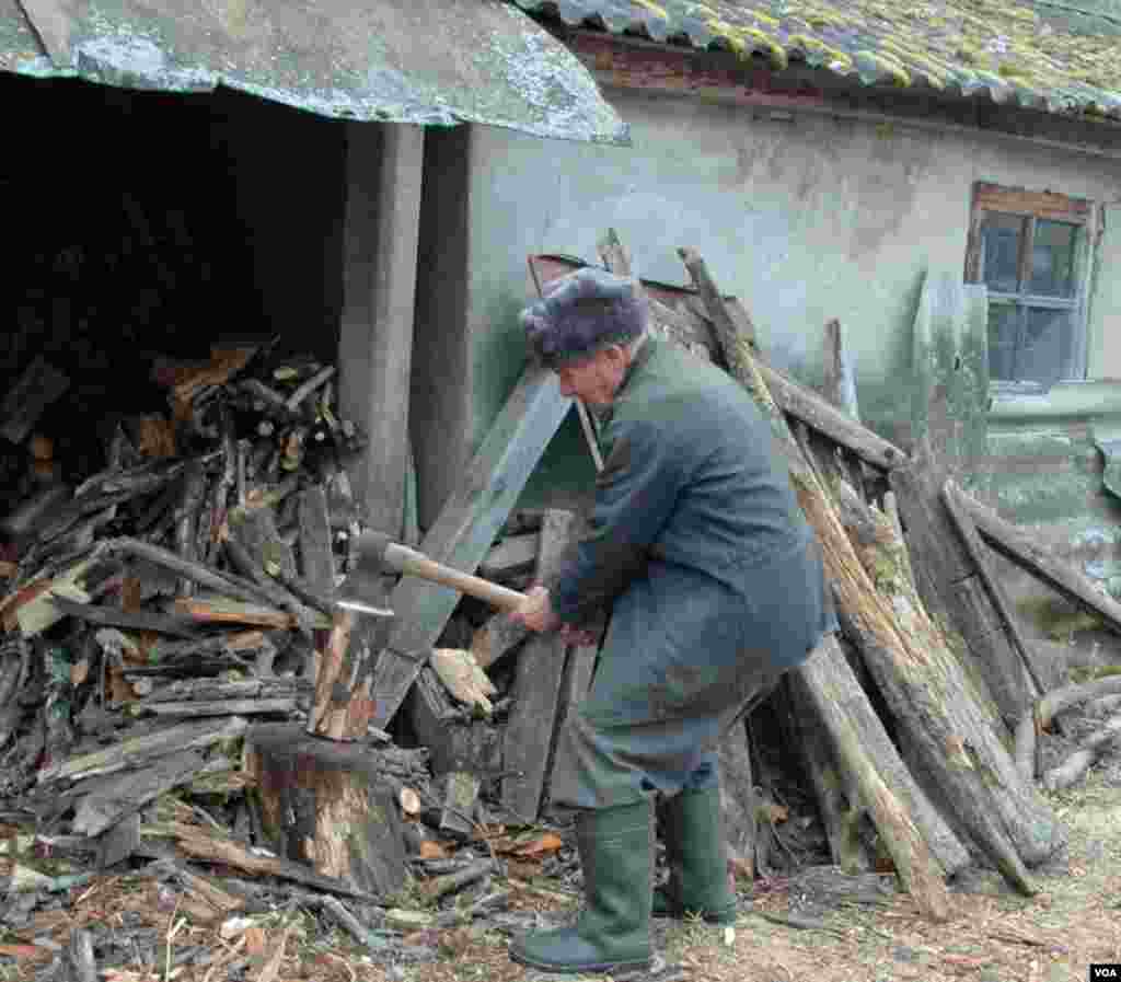 Ivan Semenuk, 78, voltou ilegalmente à sua casa numa vila junto à zona de exclusão, Paryshiv, Ucrânia, Março 19, 2014. (Steve Herman/VOA)