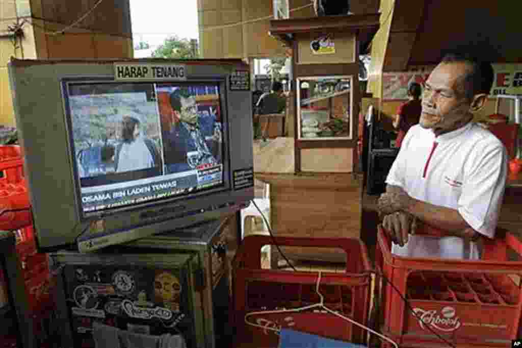 A man watches a TV news reporting the death of Osama bin Laden, in Jakarta, Indonesia, Monday, May 2, 2011. Bin Laden, the world's most-wanted man and the elusive mastermind behind the devastating Sept. 11, 2001, terror attacks, was slain in his luxury hi