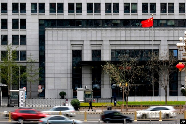 北京的中国商务部门前车如流水（2018年4月6日）。中国商务部同意停止对战略性产业提供政府补贴和保护吗？
