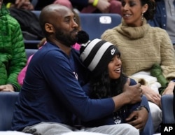 ARHIVA - Kobi Brajant i njegova ćerka Đijana na na utakmici košarkašica univerziteta Konektikat i Hjuston (Foto: AP/Jessica Hill)